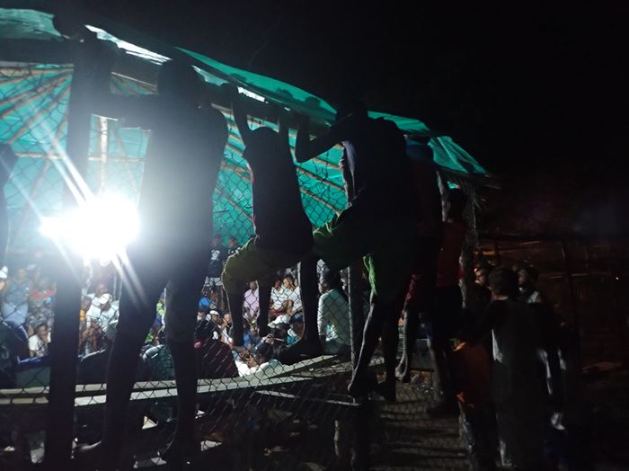 les ados au grillage