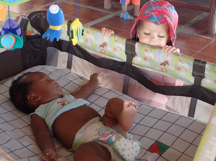 Fifi s&rsquo;occupe des bébés