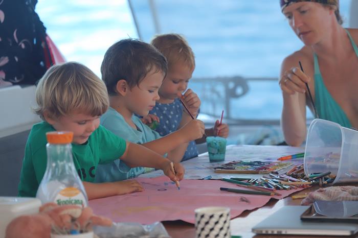 Ca travaille entre amis