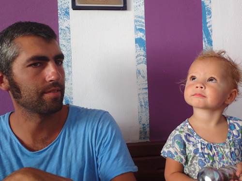 pere et fille au resto local