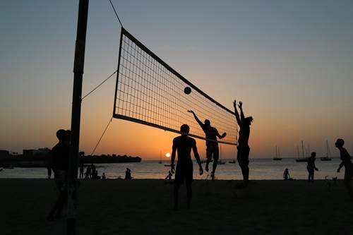 un terrain de volley en place