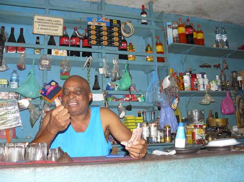 Roberto le barman au regard lubrique